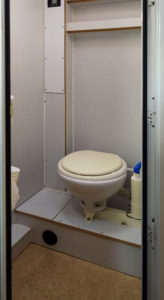 Bucher Duro 6x6 Nasszelle mit Unterdruck Toilette