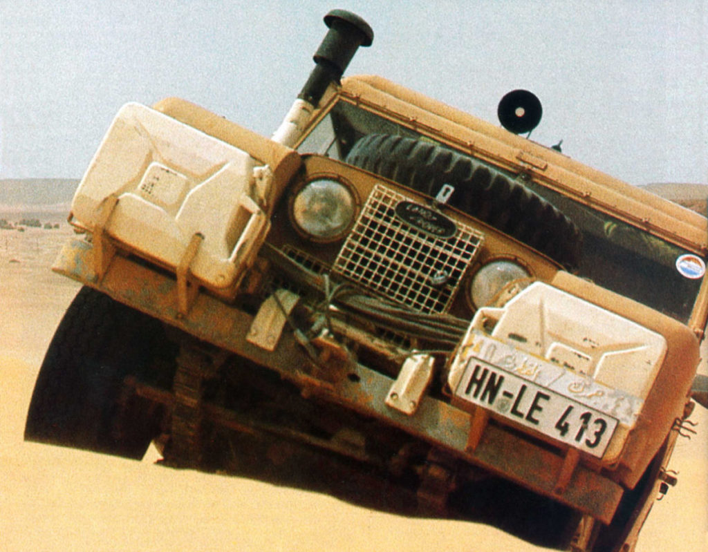 Der Landrover 88 steckt mal wieder in einer Düne fest, weil die Benzinpumpe mal wieder kein Gas pumpen will.